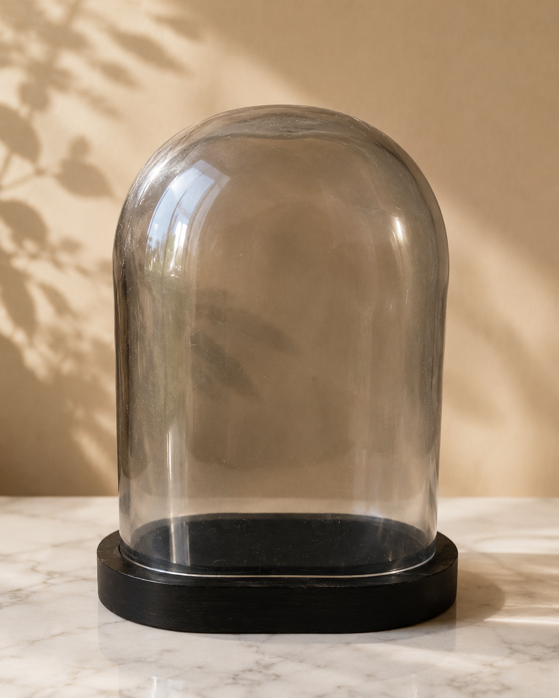 Finest Obituaries | Ovale Glaskuppel mit schwarzem Sockel 22x17cm