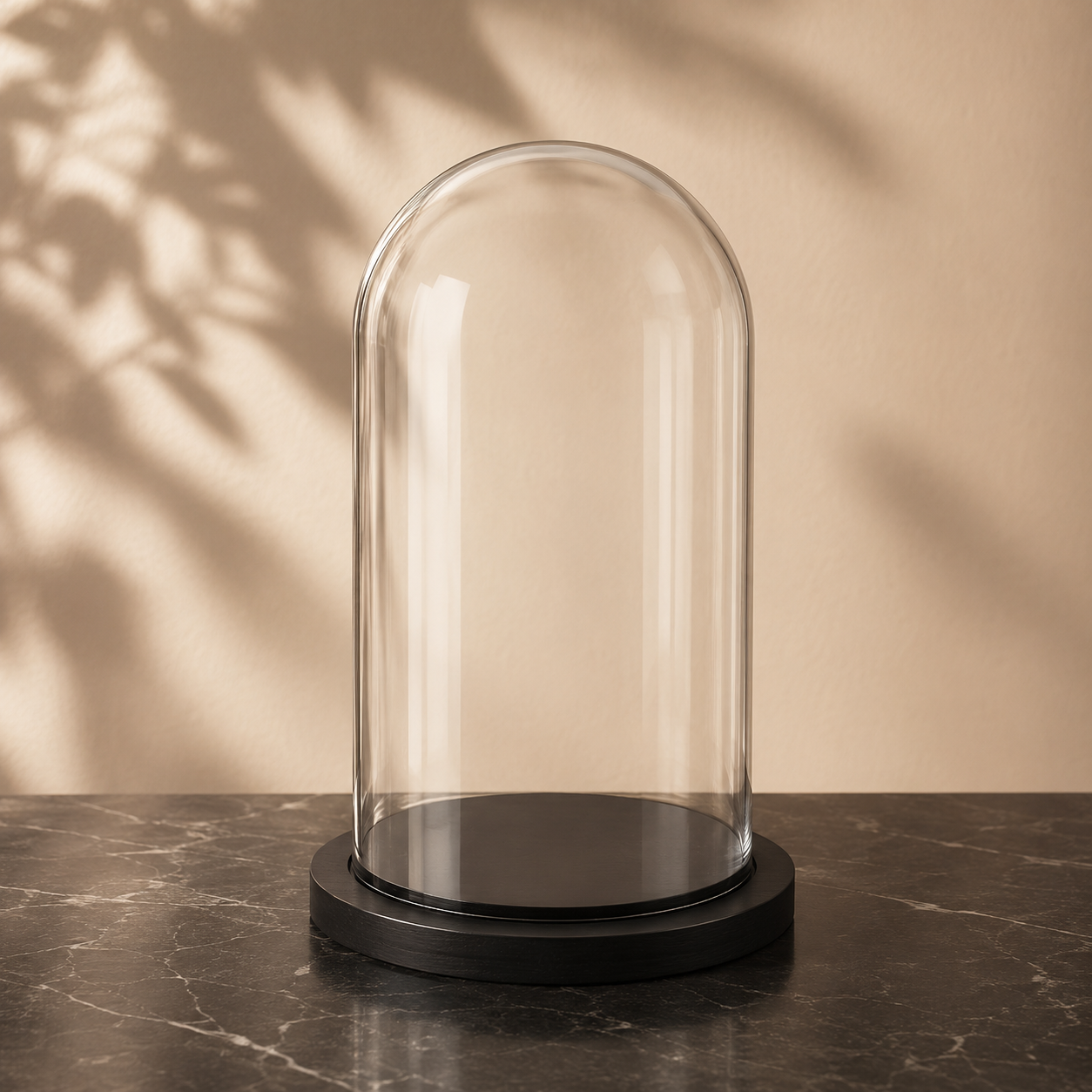 Finest Obituaries |Glasglocke mit schwarzem Sockel 14x25cm – Dekokuppel / Display Dome