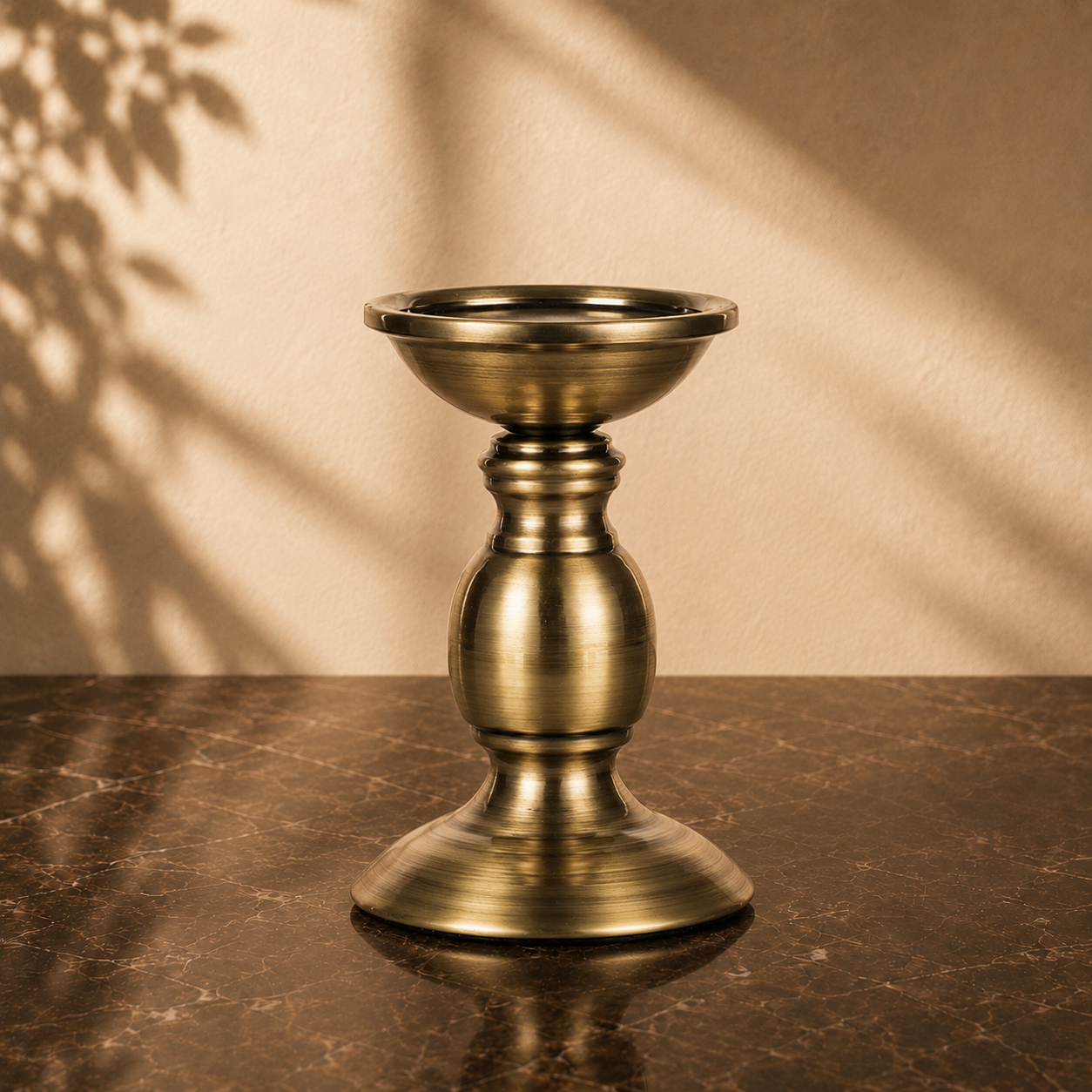 Finest Obituaries | Kerzenständer in Antik-Bronze / Kupferoptik – Metall-Kerzenhalter