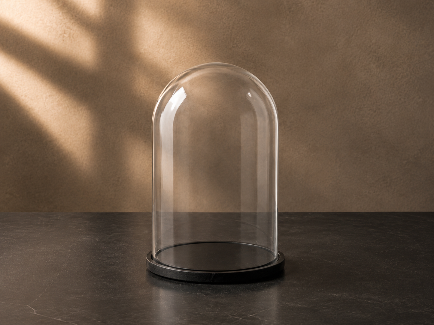 Finest Obituaries |Glasglocke mit schwarzem Sockel – Dekokuppel 17x25 cm/ Display Dome